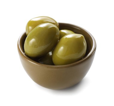 Lezzetli marine edilmiş yeşil zeytinler beyaz kasede izole edilmiş.