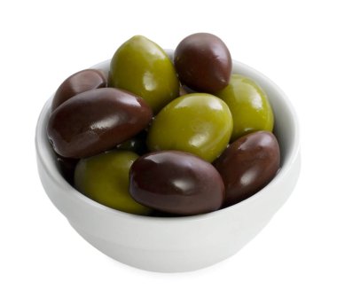 Lezzetli salamura edilmiş zeytinler beyaz kapta izole edilmiş.