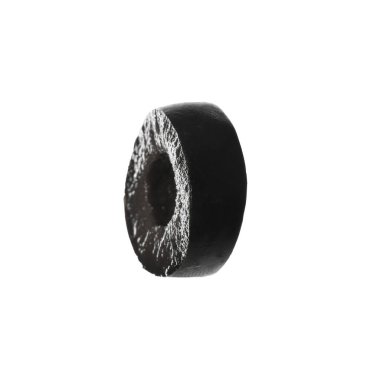 Lezzetli salamura edilmiş zeytin dilimi beyaza izole edilmiş.