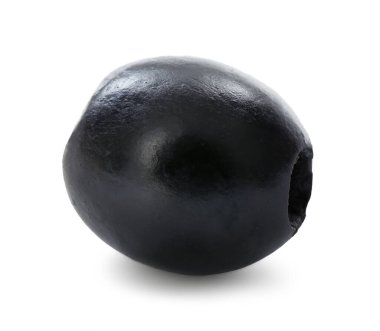 Lezzetli salamura edilmiş siyah zeytin beyazda izole edilmiş.