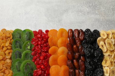 Gri masada farklı kurutulmuş meyveler, üst manzara. Metin için boşluk