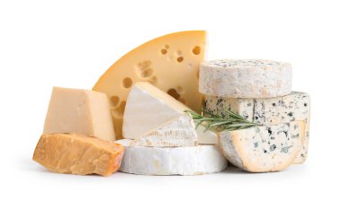 Beyaza izole edilmiş farklı peynir ve biberiye türleri