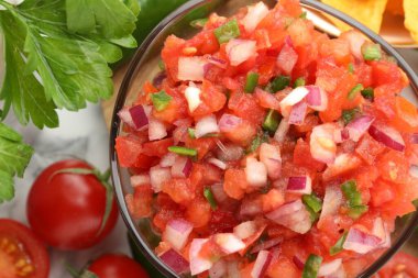 Tabakta leziz salsa sosu ve masada malzemeler, üst manzara.