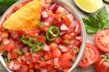Nefis salsa ve nacho tabakta, masanın üstünde.