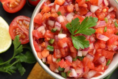 Tabakta leziz salsa sosu ve masada malzemeler, üst manzara.