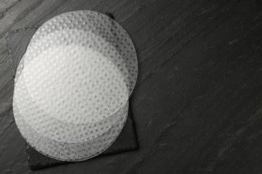 Koyu desenli masa üzerinde yenilebilir pirinç kağıtları, üst manzara. Metin için boşluk