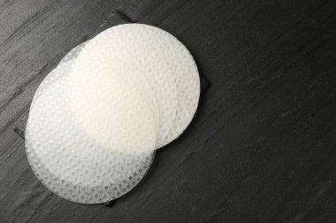 Koyu desenli masa üzerinde yenilebilir pirinç kağıtları, üst manzara. Metin için boşluk