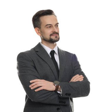 Beyaz arka planda klasik takım elbiseli kendine güvenen bir adam.