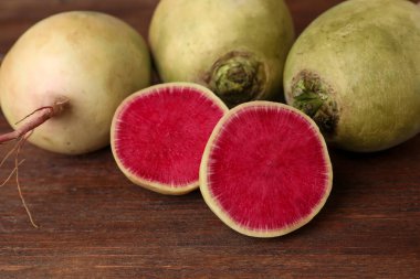 Tahta masada taze şalgam var, yakın plan.