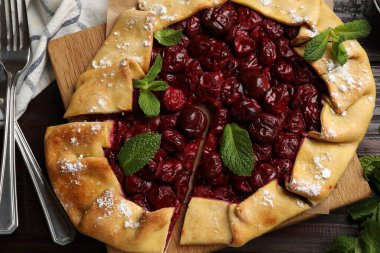 Kirazlı ve naneli leziz galette ahşap masada, düz yerde.