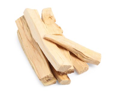 Palo santo sopası yığını beyaza izole edilmiş.