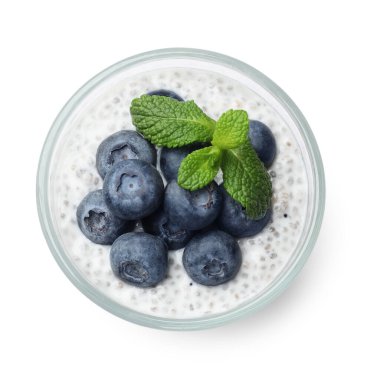 Yaban mersinli lezzetli chia pudingi ve bardakta nane, beyaza izole edilmiş, üst manzara.