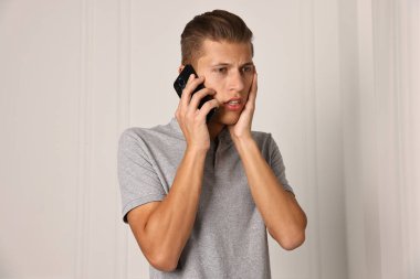 Stresli bir adam akıl sağlığı merkezini arıyor.