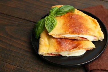 Mozarella, domates ve fesleğenli leziz calzone pizzaları, yakın plan.
