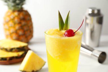 Lezzetli ananas kokteyli, cam camlı, yakın plan.