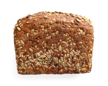 Taze pişmiş bir ekmek, tohumlar beyaza izole edilmiş, üst manzara.