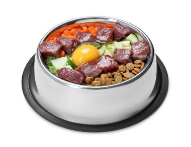 Kuru hayvan mamaları ve beyaz üzerine izole edilmiş doğal ürünler.