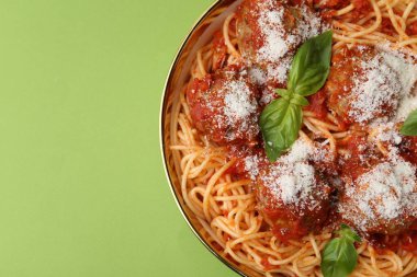 Köfteli, peynirli ve fesleğenli leziz makarna yeşil masada, üst tarafta. Metin için boşluk