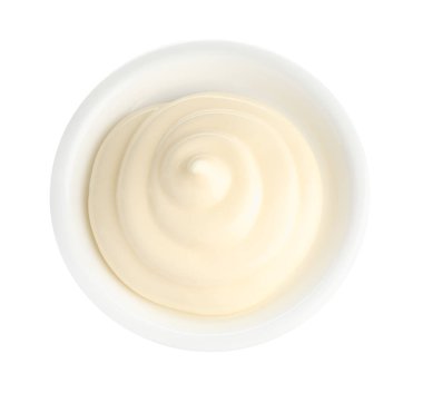 Beyaz, üst görüşe izole edilmiş tabakta lezzetli mayonez sosu