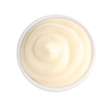 Beyaz tencereye izole edilmiş, harika bir mayonez sosu.