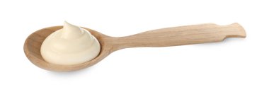 Tahta kaşıkta mayonez sosu. Beyaz kaşıkta izole edilmiş.