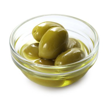 Lezzetli marine edilmiş yeşil zeytinler beyaz kasede izole edilmiş.
