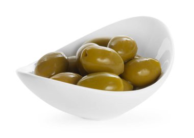 Lezzetli marine edilmiş yeşil zeytinler beyaz kasede izole edilmiş.