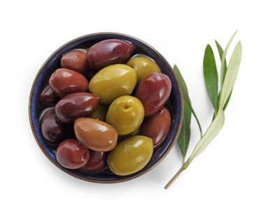 Lezzetli salamura zeytinler kasede ve yapraklar beyaz, üst manzara