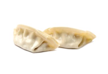 Beyaza izole edilmiş taze gyoza köfteleri. Çin mutfağı.