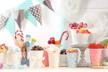 Çikolata. Beyaz masada farklı tatlılar var.