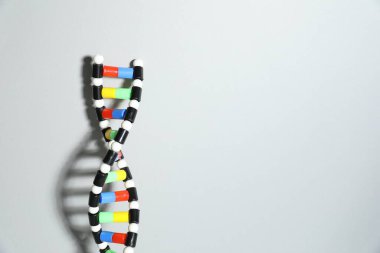 Açık gri arkaplan üzerindeki DNA yapı modeli, metin için boşluk