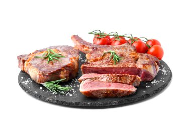 Lezzetli et, baharat ve domates parçaları beyaza izole edilmiş.