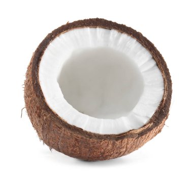 Çatlak hindistan cevizinin yarısı beyaza izole edilmiş.