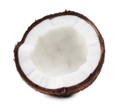 Çatlak hindistan cevizinin yarısı beyaza izole edilmiş.