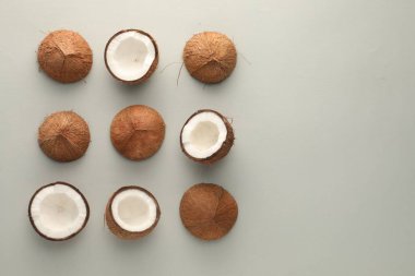 Gri arka planda taze hindistan cevizleri, düz bir zemin. Metin için boşluk