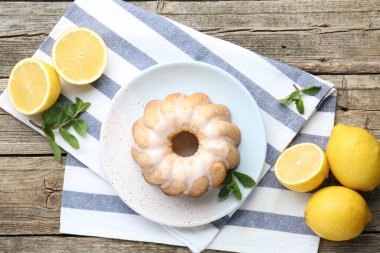 Lezzetli limonlu pasta, taze meyve ve nane şekeri ahşap masa, düz uzanma