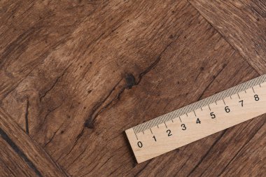 Ahşap masada bir cetvel, üst manzara. Metin için boşluk