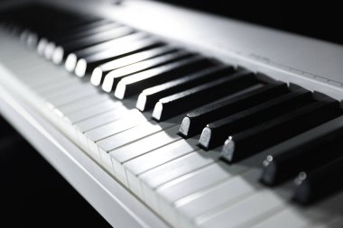 Siyah arkaplanda sentezleyici, yakın plan. Elektronik müzik aleti