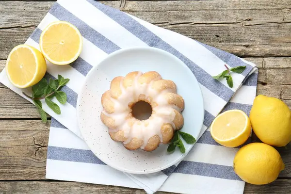 Lezzetli limonlu pasta, taze meyve ve nane şekeri ahşap masa, düz uzanma