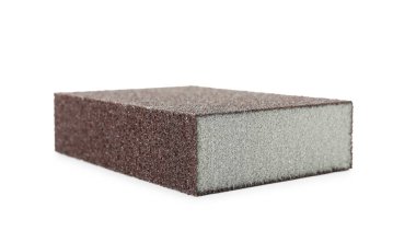 Beyaza izole edilmiş kahverengi bir sünger. Temizlik arzı