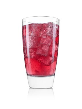 Beyaz bardakta buzlu tatlı soda.