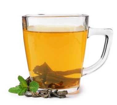 Aromatik nane çayı, taze ve kuru yapraklar beyaz üzerine izole edilmiş.