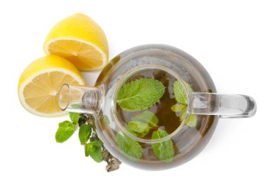 Limonlu aromatik nane çayı, beyaz üzerine izole edilmiş taze ve kuru yapraklar.