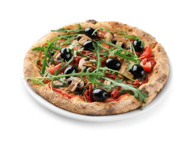 Mantarlı lezzetli pizza, siyah zeytin ve roka beyaza izole edilmiş.
