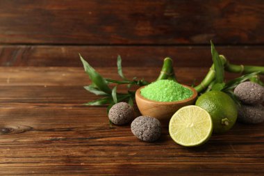 Tahta masada taze limon, deniz tuzu, taş ve bambu içeren spa kompozisyonu. Metin için boşluk