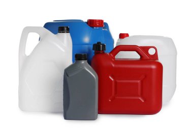 Birçok farklı plastik kaplar beyaza izole edilmiş.