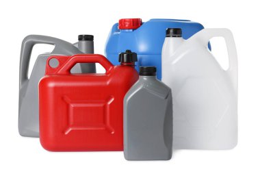 Birçok farklı plastik kaplar beyaza izole edilmiş.