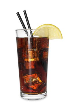 Kolayı limon dilimi, buz küpleri ve beyaz bardakta izole edilmiş pipetlerle tazeliyorum.