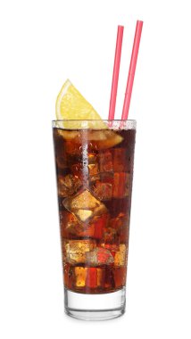 Kolayı limon dilimi, buz küpleri ve beyaz bardakta izole edilmiş pipetlerle tazeliyorum.