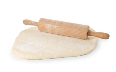 Taze hamur ve merdane beyaza izole edilmiş.